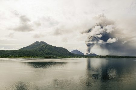 爆発する火山