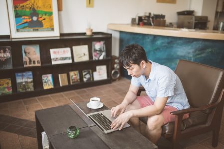 カフェでネットビジネスをする男性